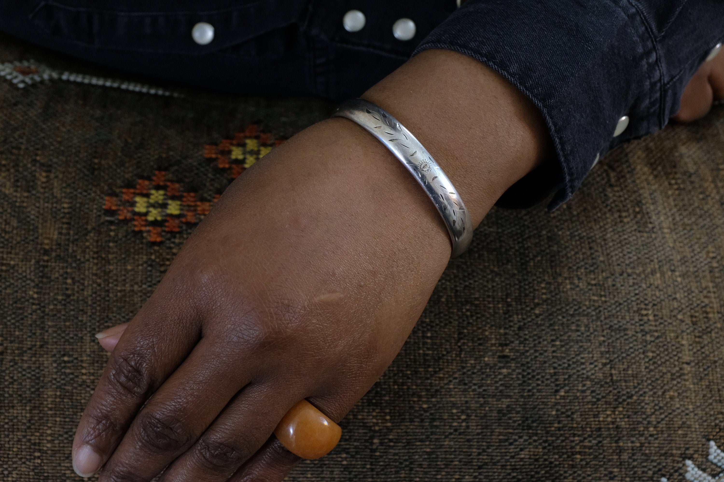 Sterling Silver Etched Floral Thai Hinged Bangle Bracelet